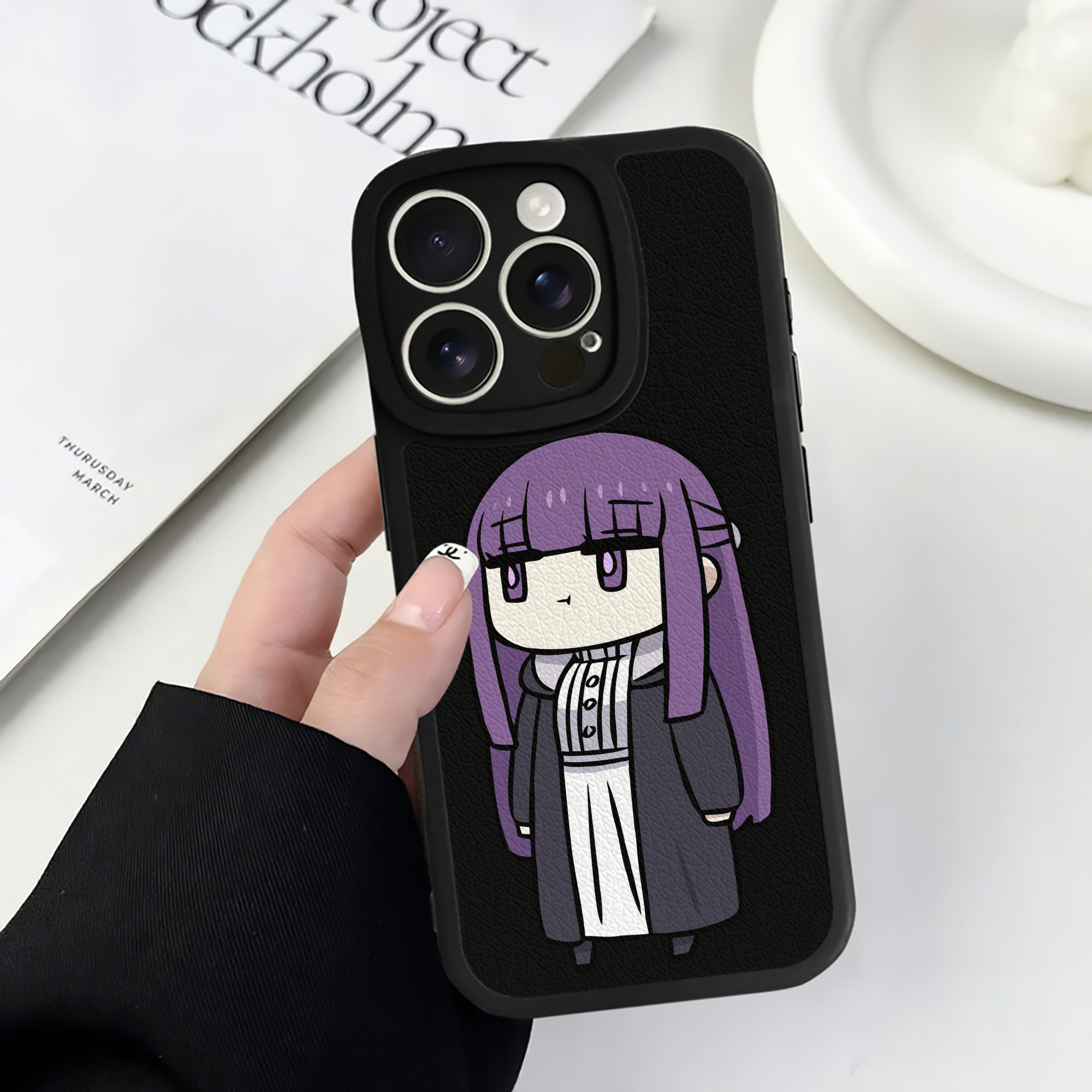 （画像用） 葬送のフリーレン Frieren 【iPhone 16シリーズ対応】シリコンスマホケース（レザー調） 材質：シリコン